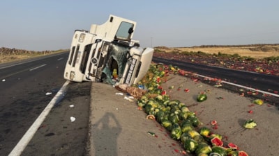 Şırnak'ta karpuz yüklü tır devrildi: Şoför ağır yaralı