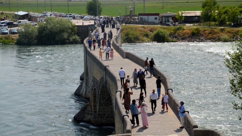 Muş'taki Murat Köprüsü'nde bayram yoğunluğu