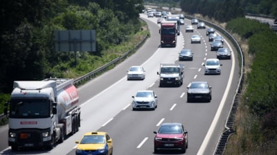 Bayram tatilinden dönüş trafiği yoğunluğu sürüyor