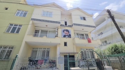 Mersin'de ışıklı Ferdi Tayfur panosu: Oturduğu binanın duvarına yaptırdı