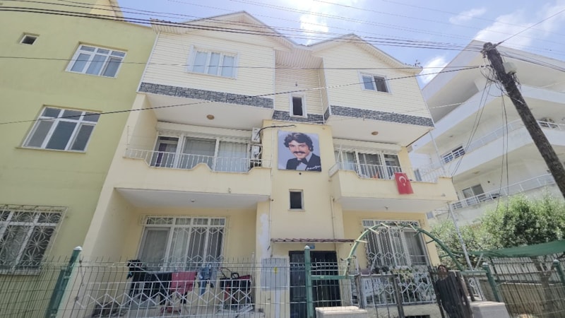 Mersin'de ışıklı Ferdi Tayfur panosu: Oturduğu binanın duvarına yaptırdı