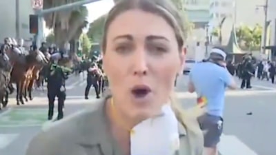 Los Angeles'ta polis şiddeti kamerada: Muhabir ayağından vuruldu