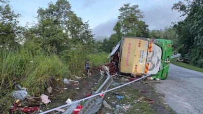 Malezya'da otobüs kazası: 15 kişi hayatını kaybetti