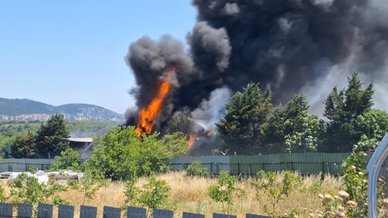 İstanbul'da seramik deposunda yangın