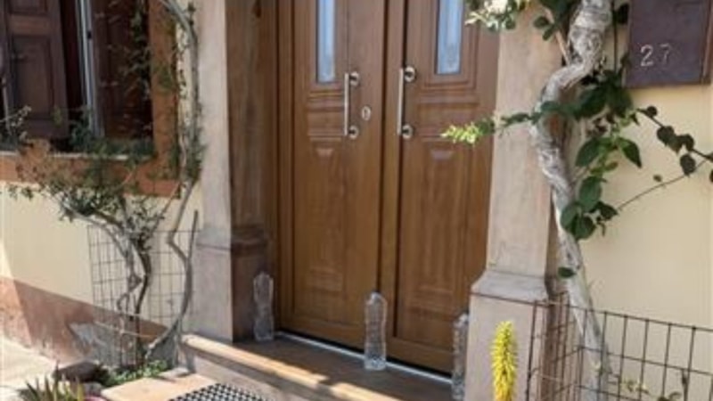 Yunanistan'da kapılarda pet şişe görürseniz şaşırmayın: İşte sebebi