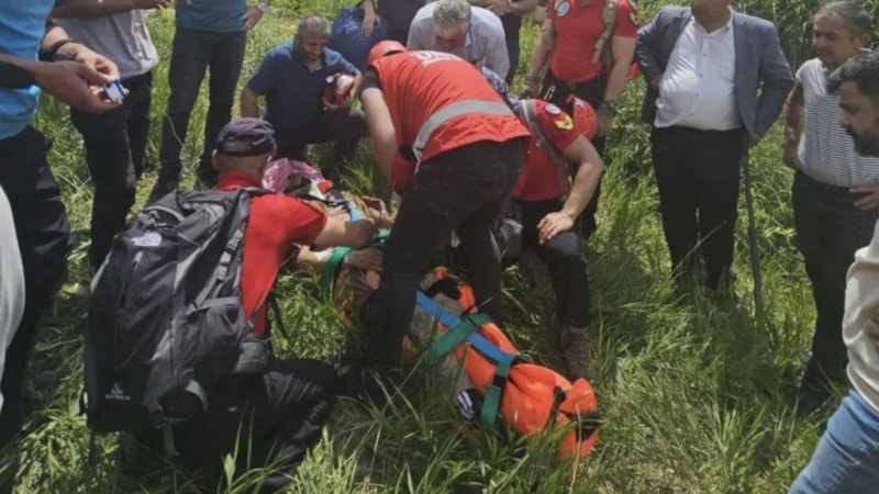 Hakkari'de dağdan düşen yaralı şahıs kurtarıldı