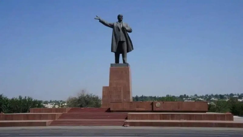 Kırgızistan'da Orta Asya'nın en büyük Lenin heykeli kaldırıldı