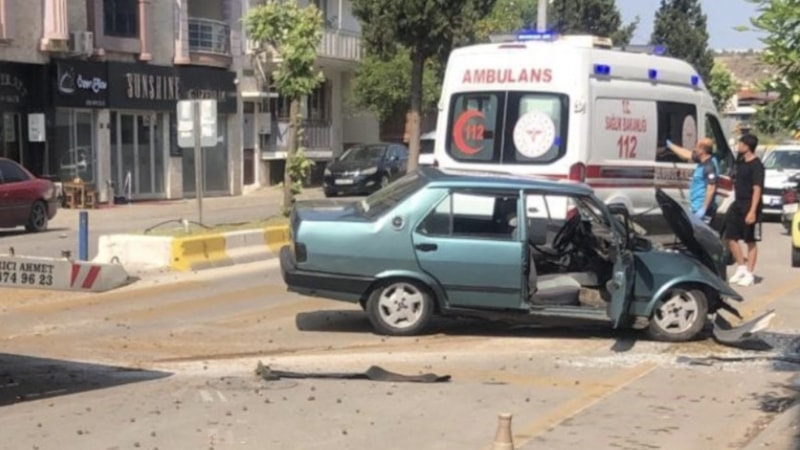 Aydın'da Tofaş otomobil ağaca çarptı: 1'i çocuk 3 yaralı