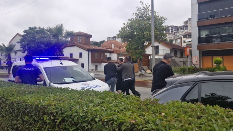 Zonguldak'ta tanımadığı kadına gül vermek istedi, reddedilince bıçak gösterdi