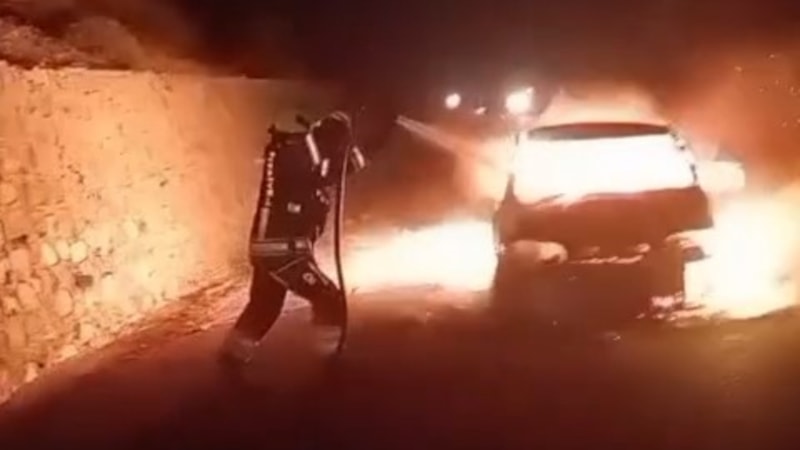 Balıkesir'de çıkan araç yangınına itfaiye müdahale etti