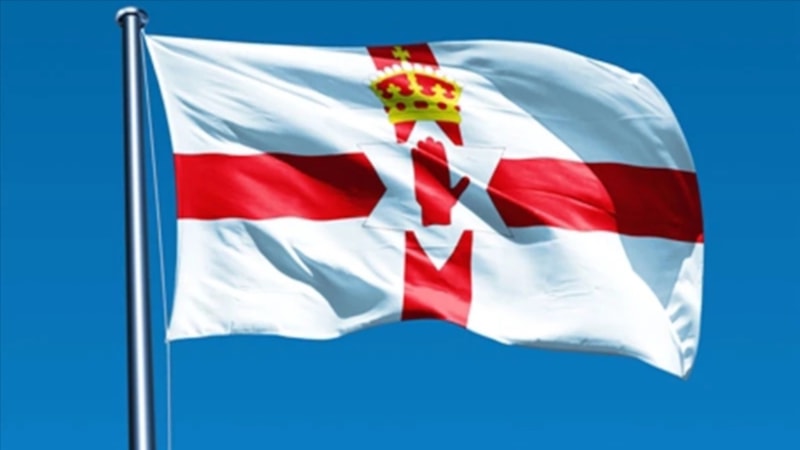 Kuzey İrlanda'da göçmen karşıtı protestoda 2 ev ateşe verildi