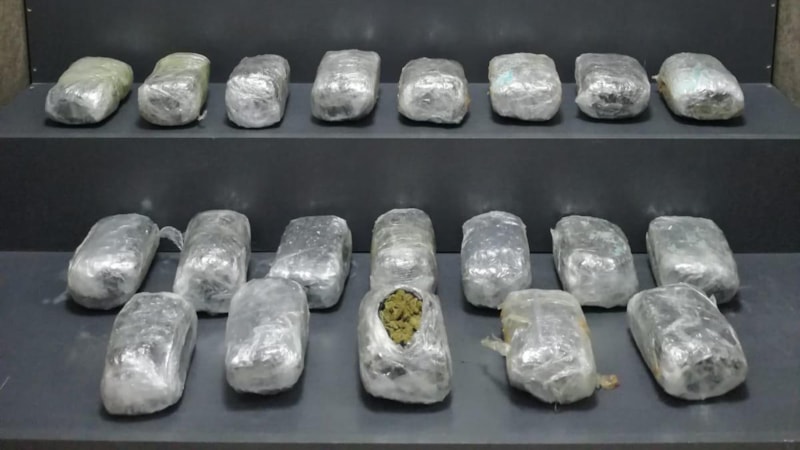 İzmir’de otomobilde 11 kilo esrar ele geçirildi