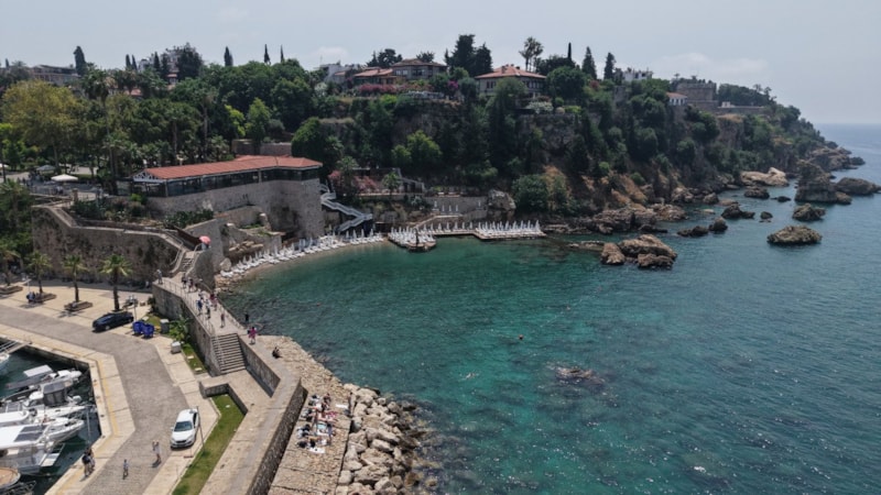 Antalya'da plajdaki bin liralık şezlong ücreti yarıya düşürüldü