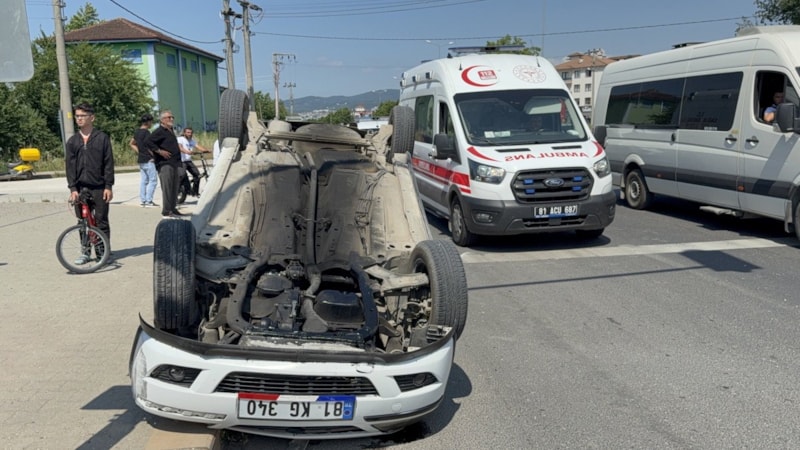 Düzce'de yayaya yol veren otomobile çarpıp takla attı: 3 yaralı