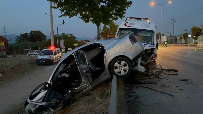 Bursa'da ambulans ile çarpışan otomobilin sürücüsü yaralandı