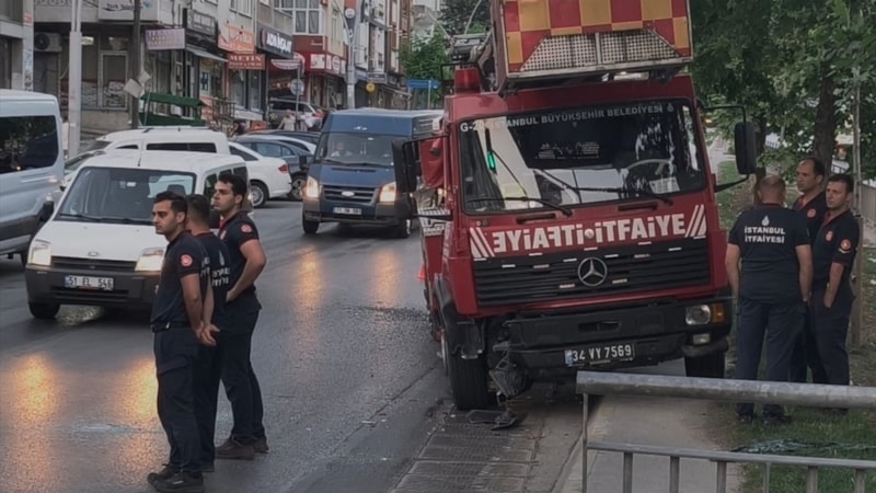 İstanbul Sultangazi'de itfaiye aracı yayalara çarpmamak için refüje çıktı