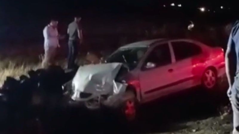 Şanlıurfa'da kontrolden çıkan otomobil taşlara çarptı: 2 yaralı