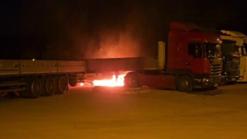 Karabük'te park halindeki tır ateşe verildi