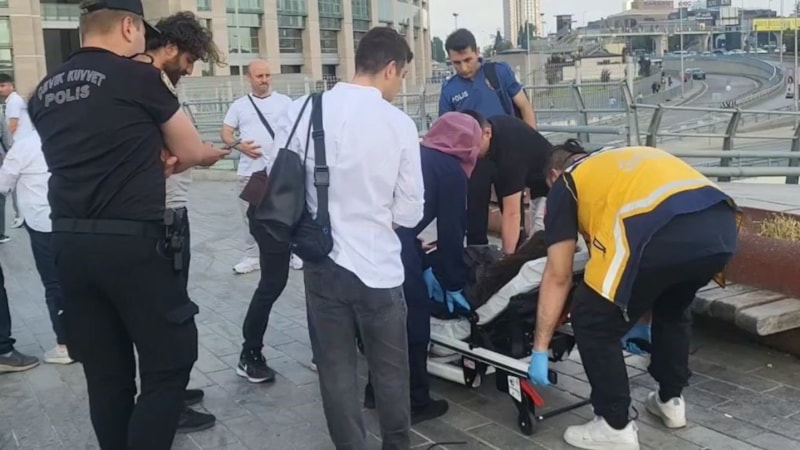 İstanbul'da adliye meydanındaki bariyerler 2 personelin üzerine devrildi