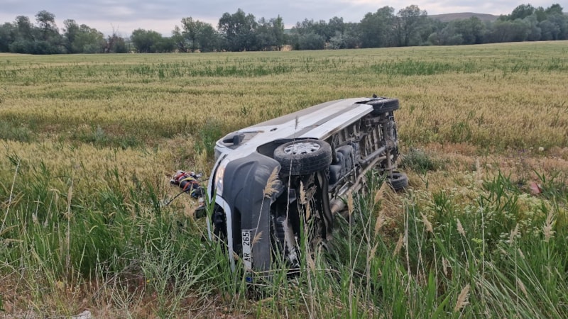 Çorum'da devrilen minibüsteki 15 kişi yaralandı