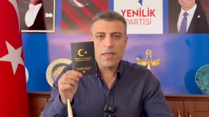 Öztürk Yılmaz'dan pasaport tasarımına tepki: Hep cami resimleri var