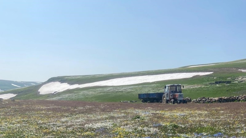 Ardahan'da iki mevsim aynı anda yaşanıyor