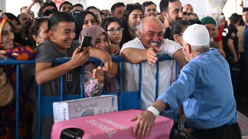 Kutsal topraklardan yurda dönen ilk hacı kafilesi Gaziantep'te