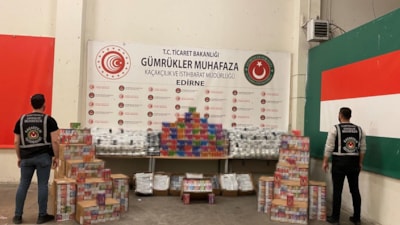 Edirne'de sınır kapısında binlerce kaçak telefon yakalandı