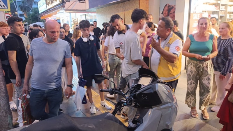 Antalya'da kaza yapan ehliyetsiz sürücü cezadan kaçmak için kıyafetlerini arkadaşına giydirdi