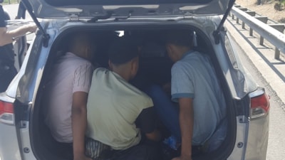 Sakarya’da cip bagajından 9 kaçak göçmen çıktı