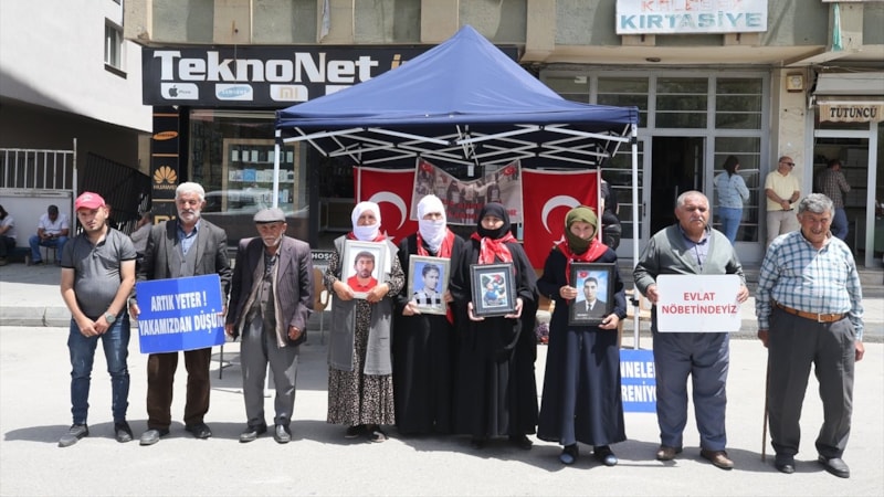 Muş'ta ailelerin evlat nöbeti DEM Parti binası önünde sürüyor