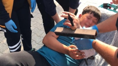 Hatay'da çocuğun eline demir saplandı