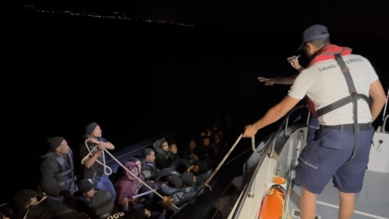 İzmir'de lastik bottaki 42 göçmen kurtarıldı