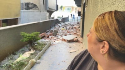 Avcılar'da yıkım yapılan binanın yanında röportaj yapılırklen beton blok düştü