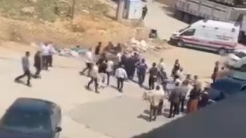 Mardin'de 1 kişinin öldüğü akraba ailelerin arazi kavgası görüntülendi