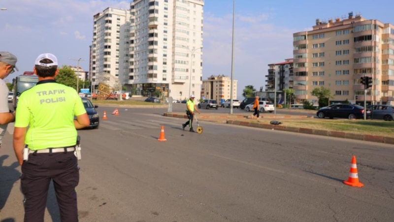 Kahramanmaraş'ta karşıya geçmek isteyen kadına otomobil çarptı