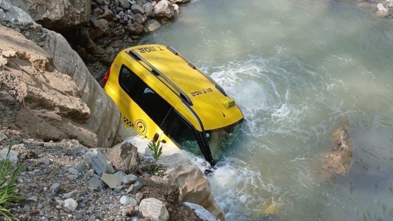 Düzce'de taksi dere yatağına uçtu: 1 yaralı