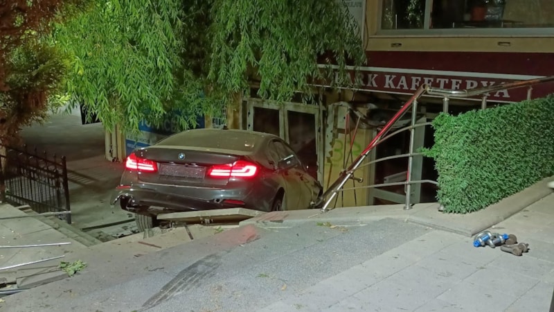 Ankara'da araç çay ocağına uçtu