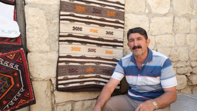 Mersin'de evinin bahçesini müzeye dönüştürdü