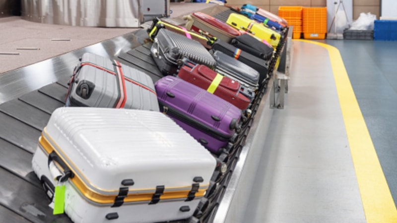 Havalimanı çalışanı uyardı: Valizlerinize sakın takmayın!