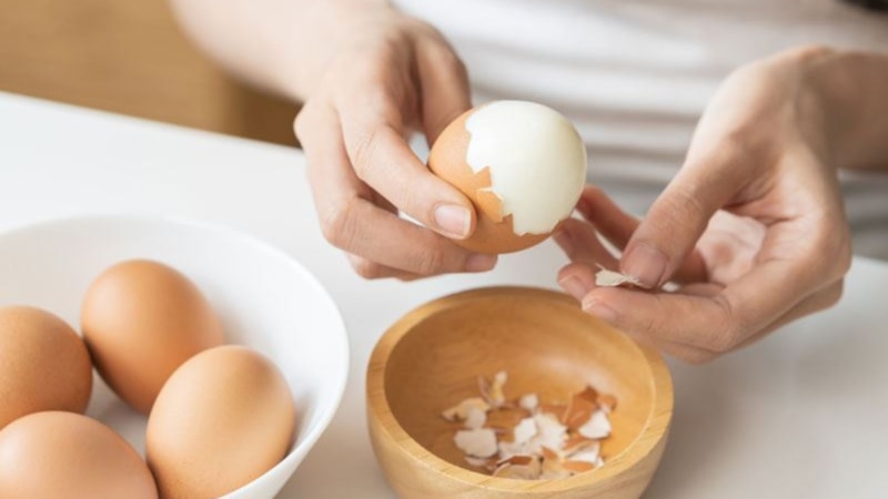 Yumurta haşlarken suya sirke veya karbonat eklemek bakın ne işe yarıyormuş...