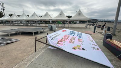 Samsun'da bilim fuarında öğrencilerin üzerine pankart düştü