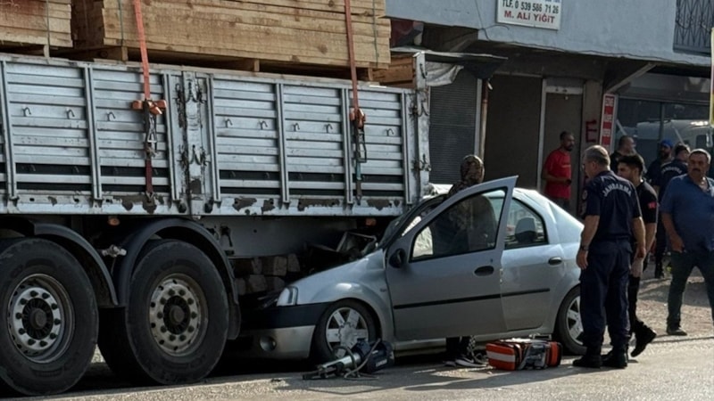 Adana'da otomobil tıra arkadan çarptı: 1 ölü, 1 yaralı