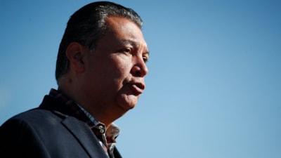 ABD'de İç Güvenlik Bakanı Noem'e soru sormaya çalışan senatöre ters kelepçe