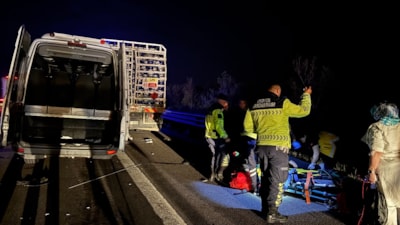 TEM otoyolunda tüp yüklü kamyon ile minibüs çarpıştı: 16 yaralı