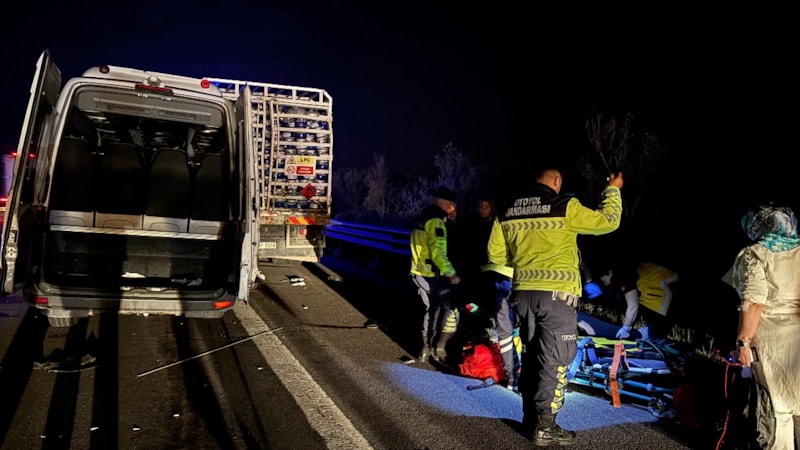 TEM otoyolunda tüp yüklü kamyon ile minibüs çarpıştı: 16 yaralı