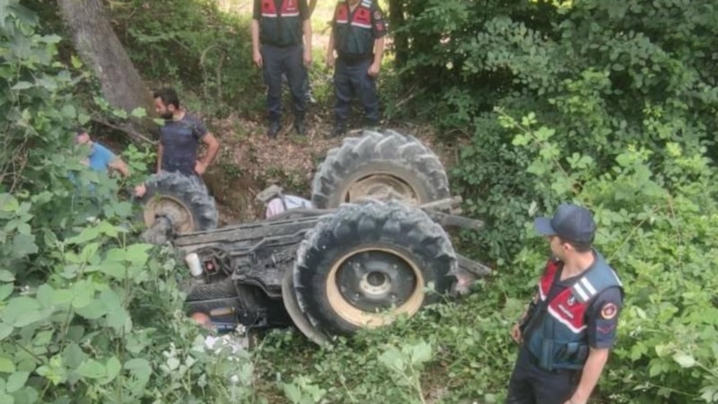Sakarya'da traktör dere yatağına devrildi: 2 çocuk annesi kadın öldü