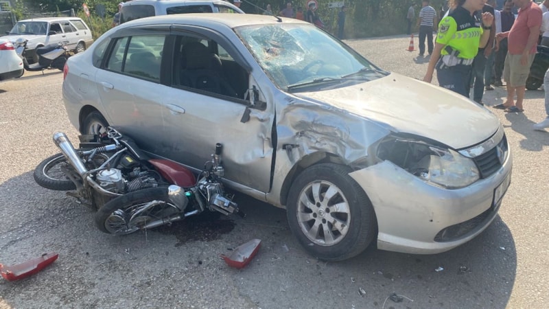 Bursa'da motosiklet sürücüsü ve arkadaşı kazaya karıştı