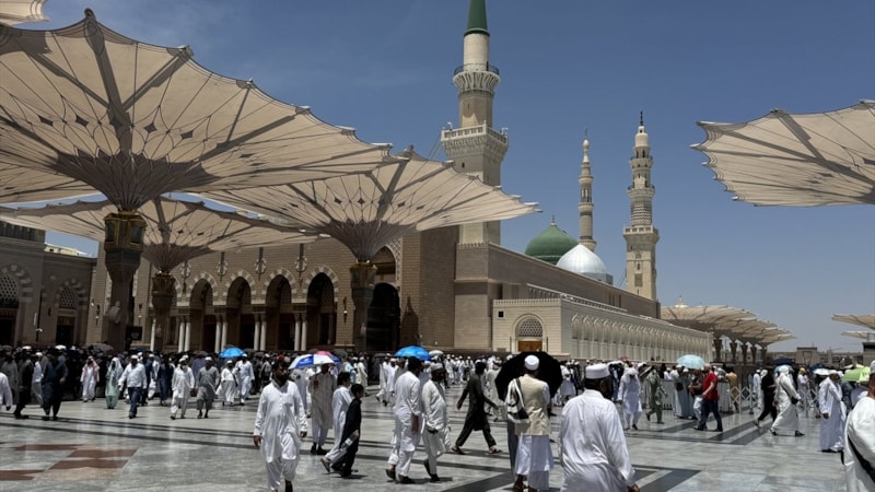 Mescid-i Nebevi'de hacıların cuma namazı coşkusu