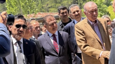 Cumhurbaşkanı Erdoğan'ın yazlık kahverengi takım elbisesi gündem oldu